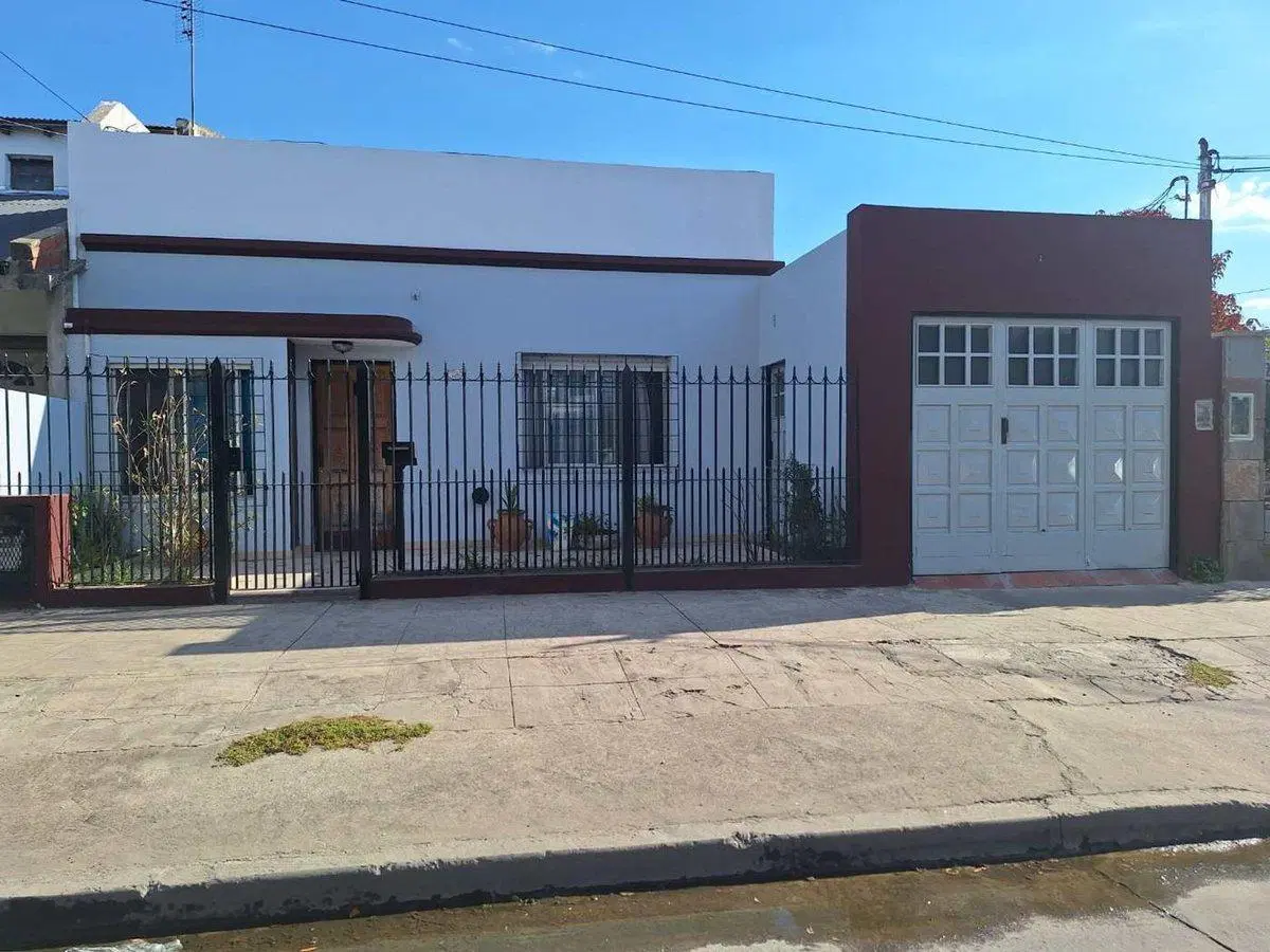 VENTA CASA 3 AMB TERRAZA JARDIN COCHERAS MERLO 2