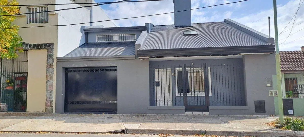VENTA CASA 4 AMBIENTES PILETA COCHERA PADUA CENTRO 2