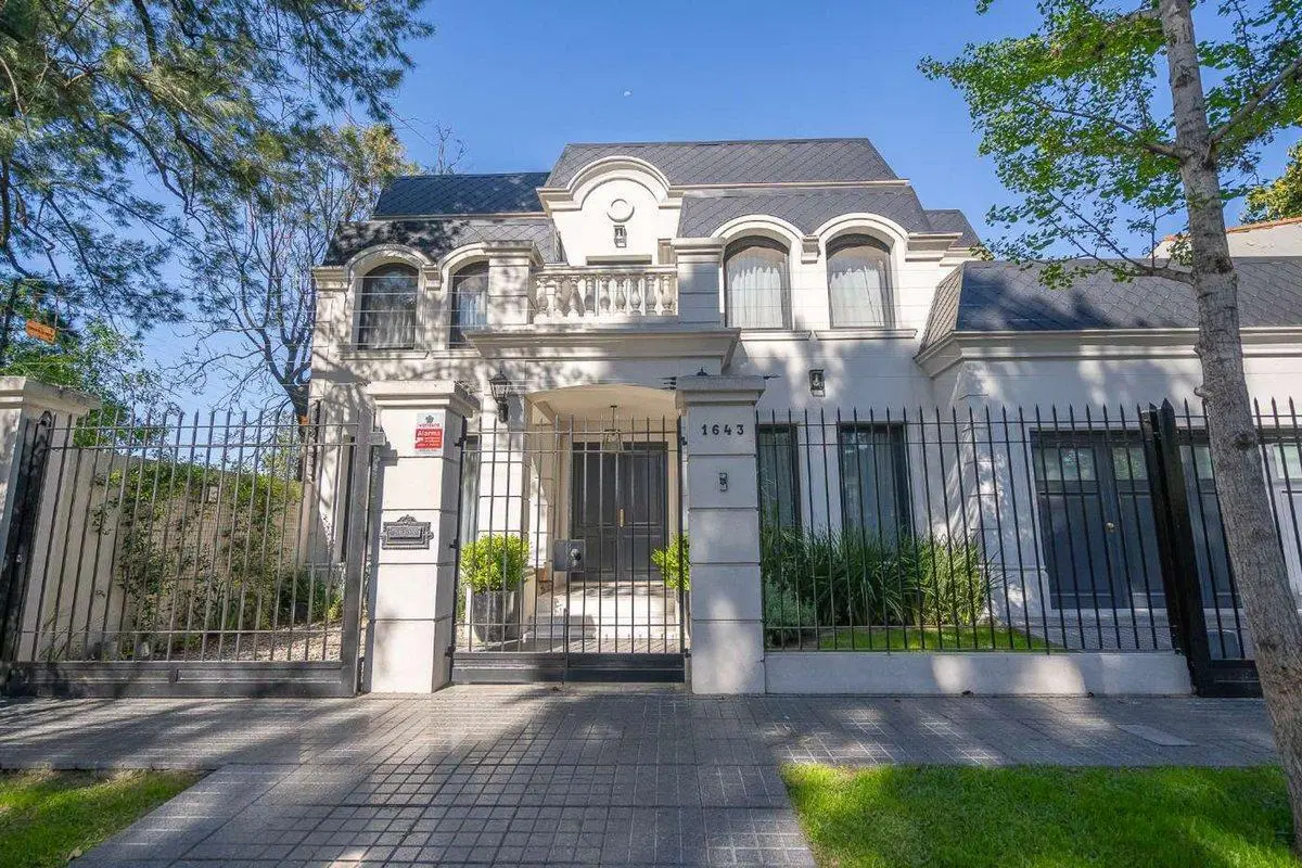 CASA DE CATEGORIA PREMIUM CASTELAR -PILETA QUINCHO 4