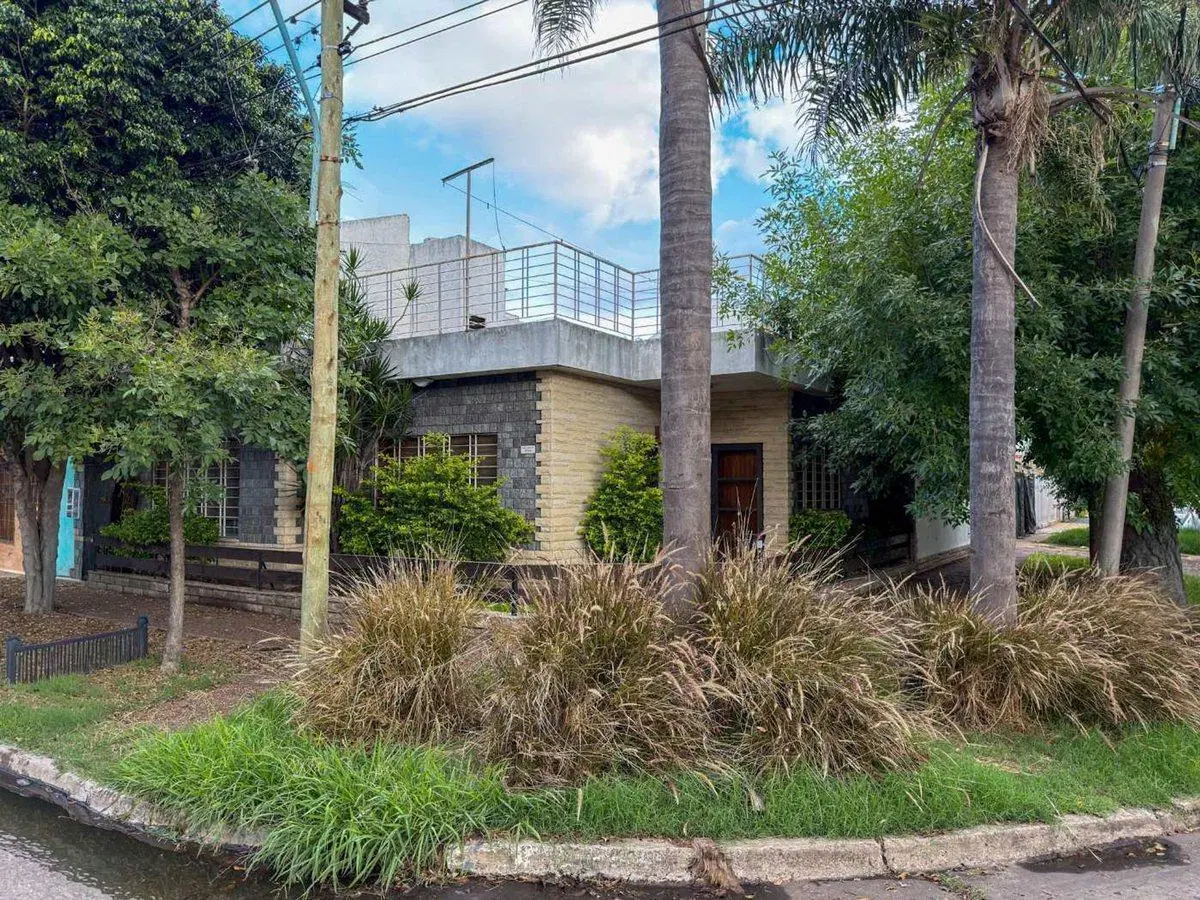 VENTA CASA 4 AMB COCHERA JARDIN PILETA CASTELAR 4