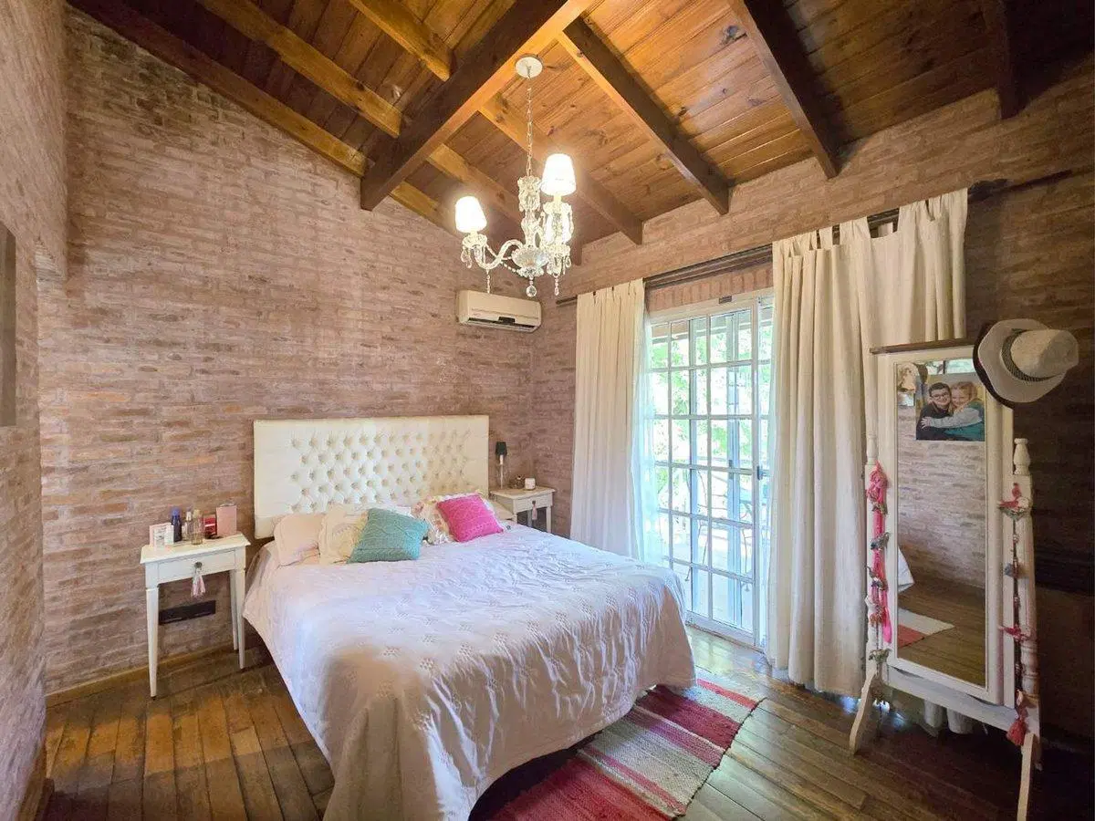 VENTA CASA 5 AMB. PARQUE Y PILETA -  BCO PROVINCIA 2
