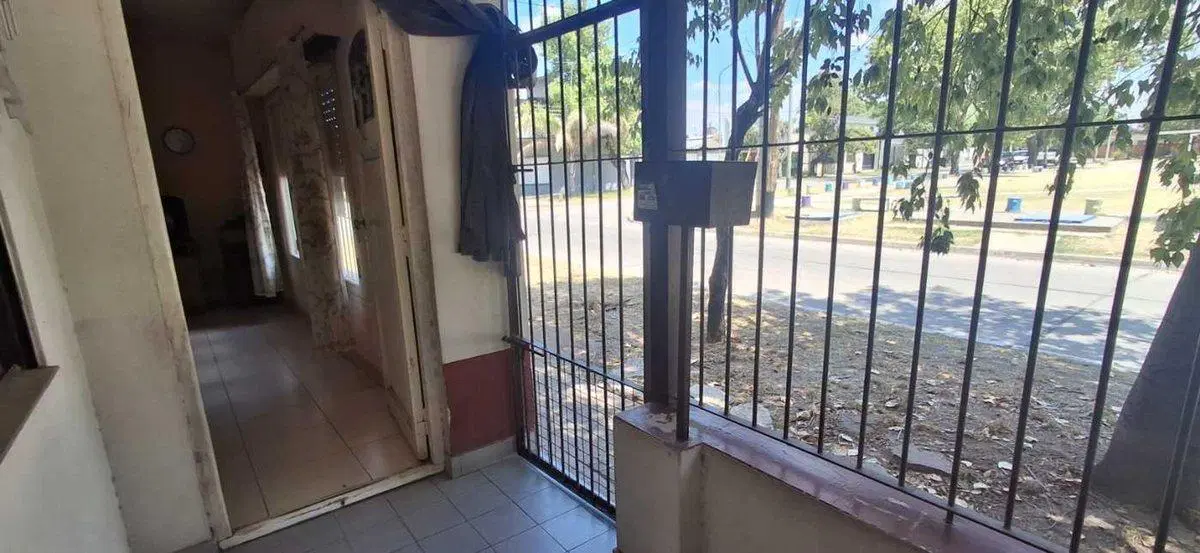 VENTA CASA DOS AMBIENTES EN MERLO CON PATIO Y COCH 2