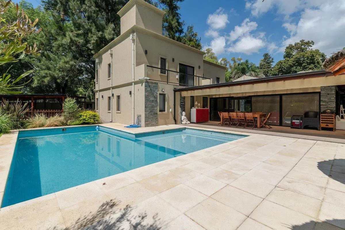 CASA EN VENTA 8 AMBIENTES PISCINA PARQUE LELOIR 4