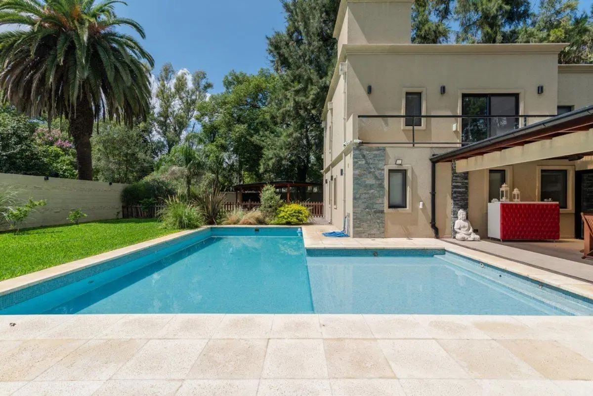 CASA EN VENTA 8 AMBIENTES PISCINA PARQUE LELOIR 2