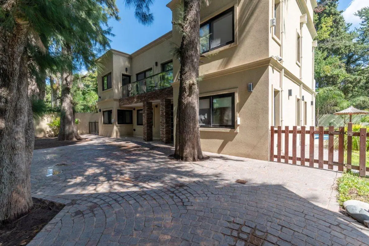 CASA EN VENTA 8 AMBIENTES PISCINA PARQUE LELOIR 3