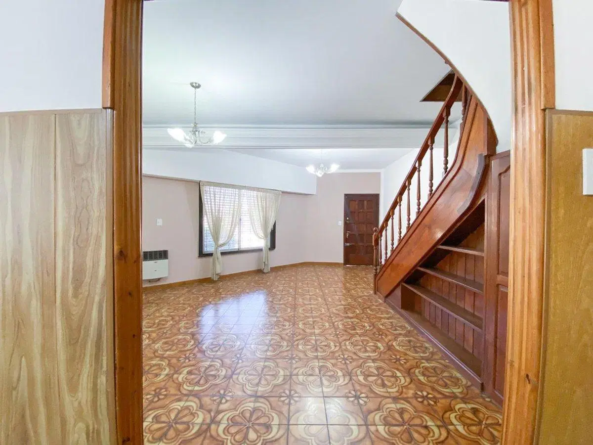 CASA 5 AMB PATIO Y COCHERA - CASTELAR 5