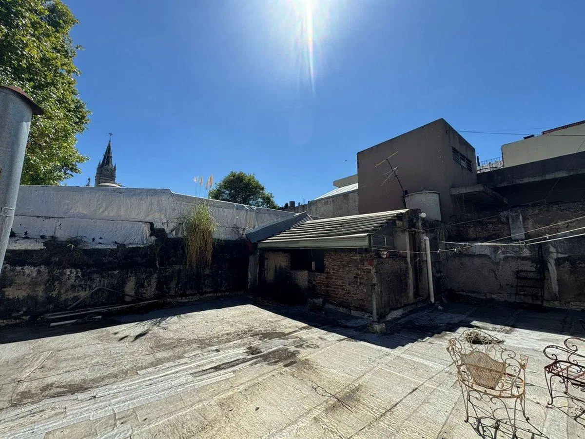 VENTA CASA CON LOCAL COMERCIAL ALMAGRO REFACCIONAR 2