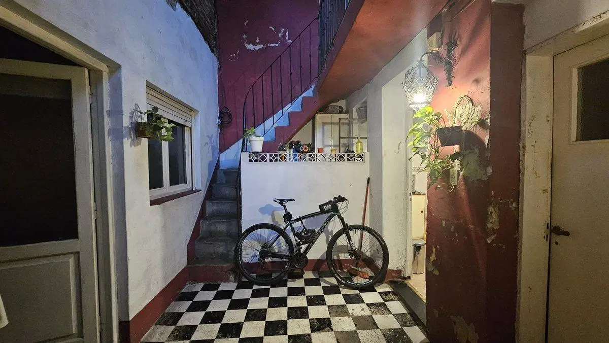 VENTA CASA CON LOCAL COMERCIAL ALMAGRO REFACCIONAR 3