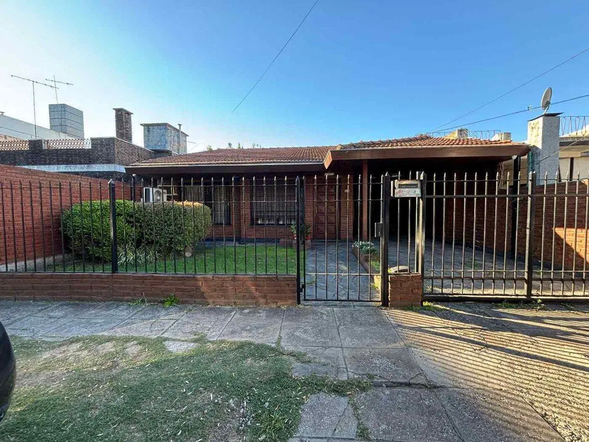 Venta casa 4 amb, pileta, quincho, Ituzaingo Norte 3