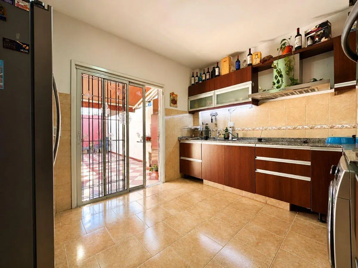 TRIPLEX VENTA RAMOS MEJIA 4 AMB COCHERA Y PATIO 2