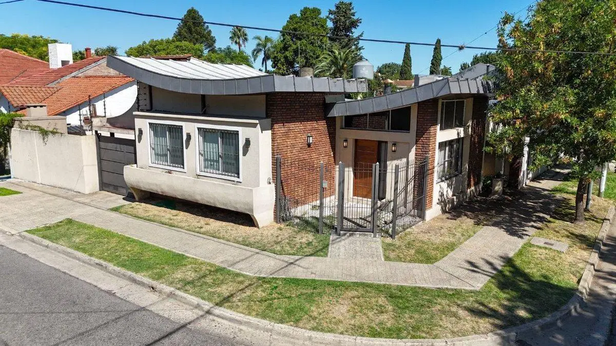 VENTA PERMUTA 4 AMBIENTES PILETA COCHERA CASTELAR 2