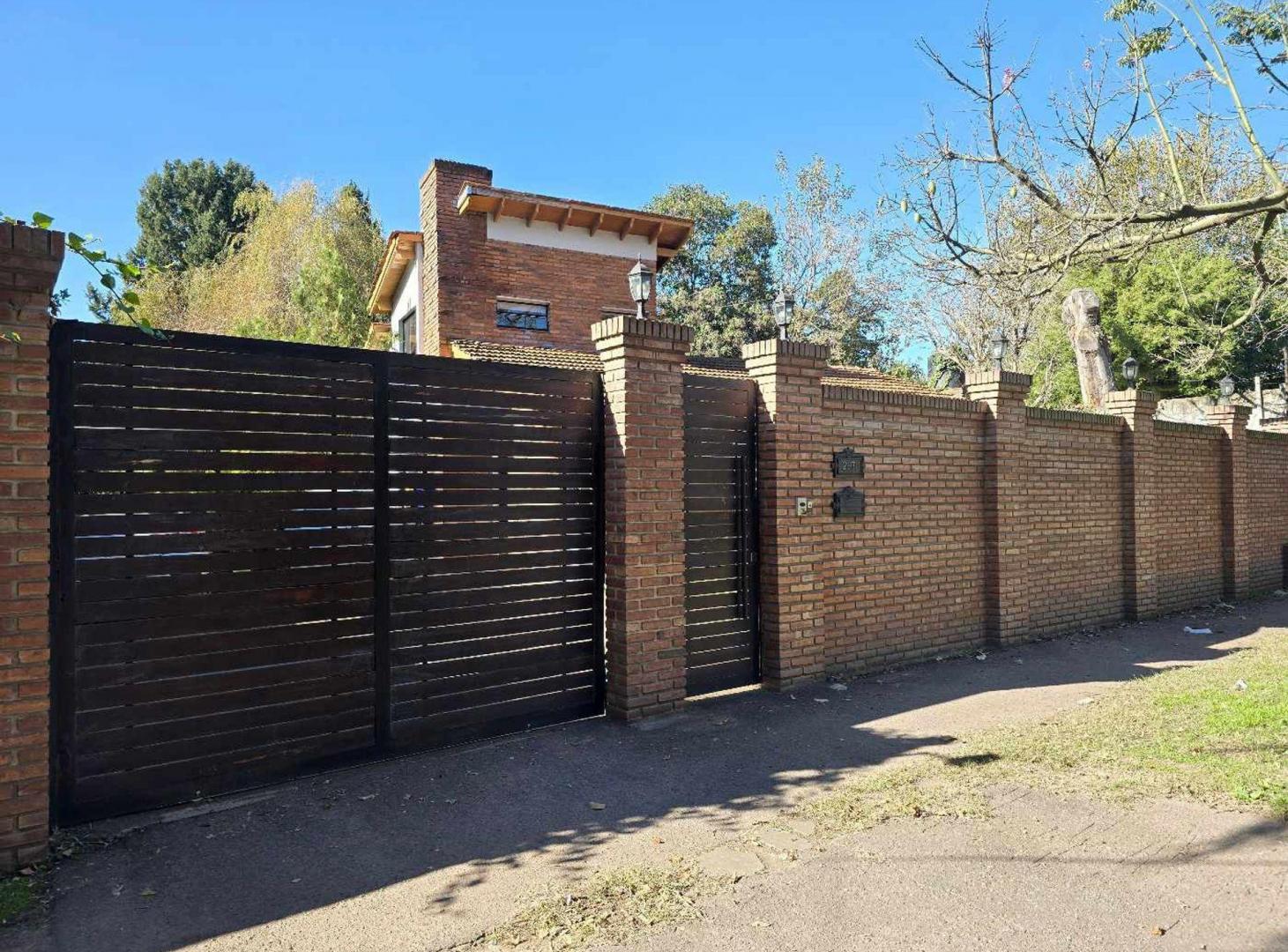 Casa 4 ambientes con quincho, piscina y cochera