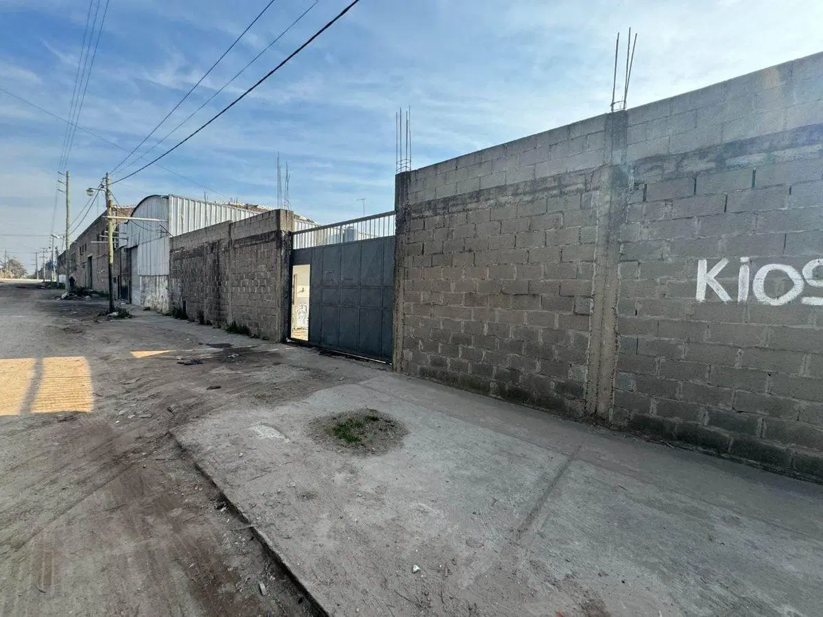 VENTA FRACCIÓN DE LOTE INDUSTRIAL APTO CAMIONES 3