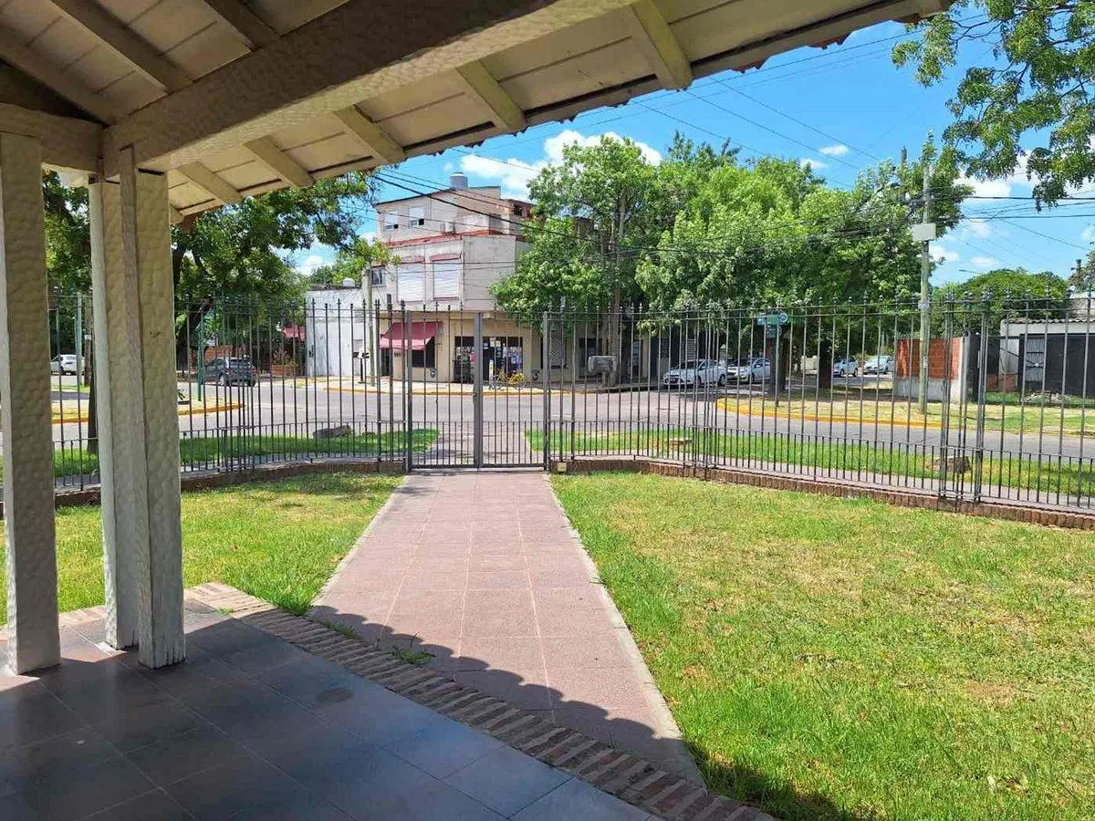 VENTA CASA 6 AMB JARDÍN COCHERAS MERLO PERMUTA 3