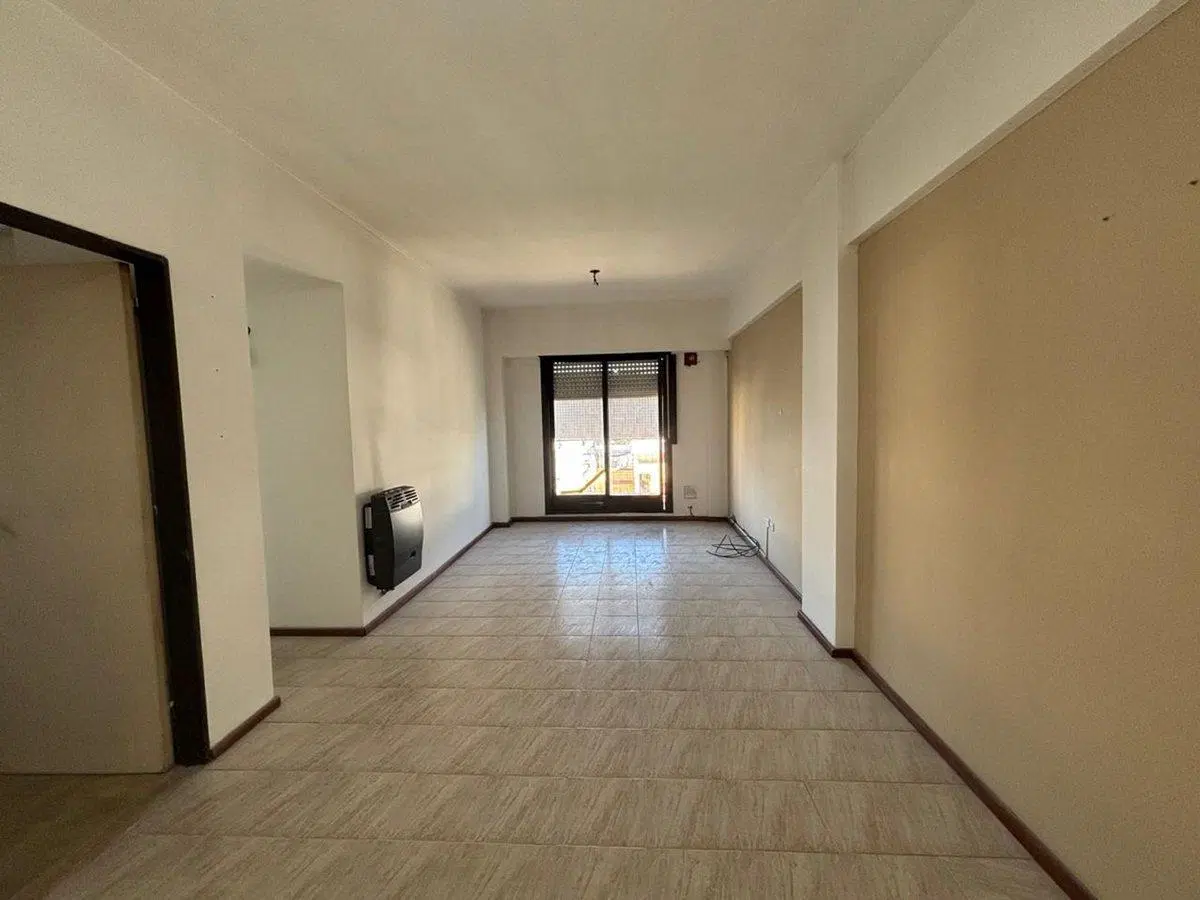 Venta depto 3 amb al frente Monte Castro 2