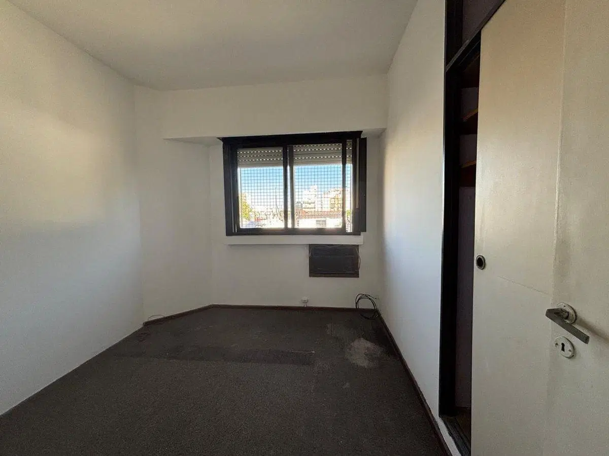 Venta depto 3 amb al frente Monte Castro 5