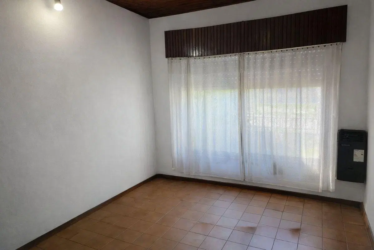 VENTA CASA 3 AMBIENTES COCHERA JARDIN LOMA HERMOSA 5