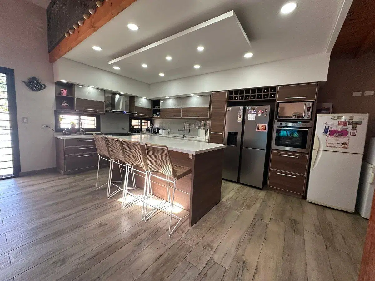 CASA EN VENTA 5 AMB C/PISCINA Y 2 COCHERAS MORON 4