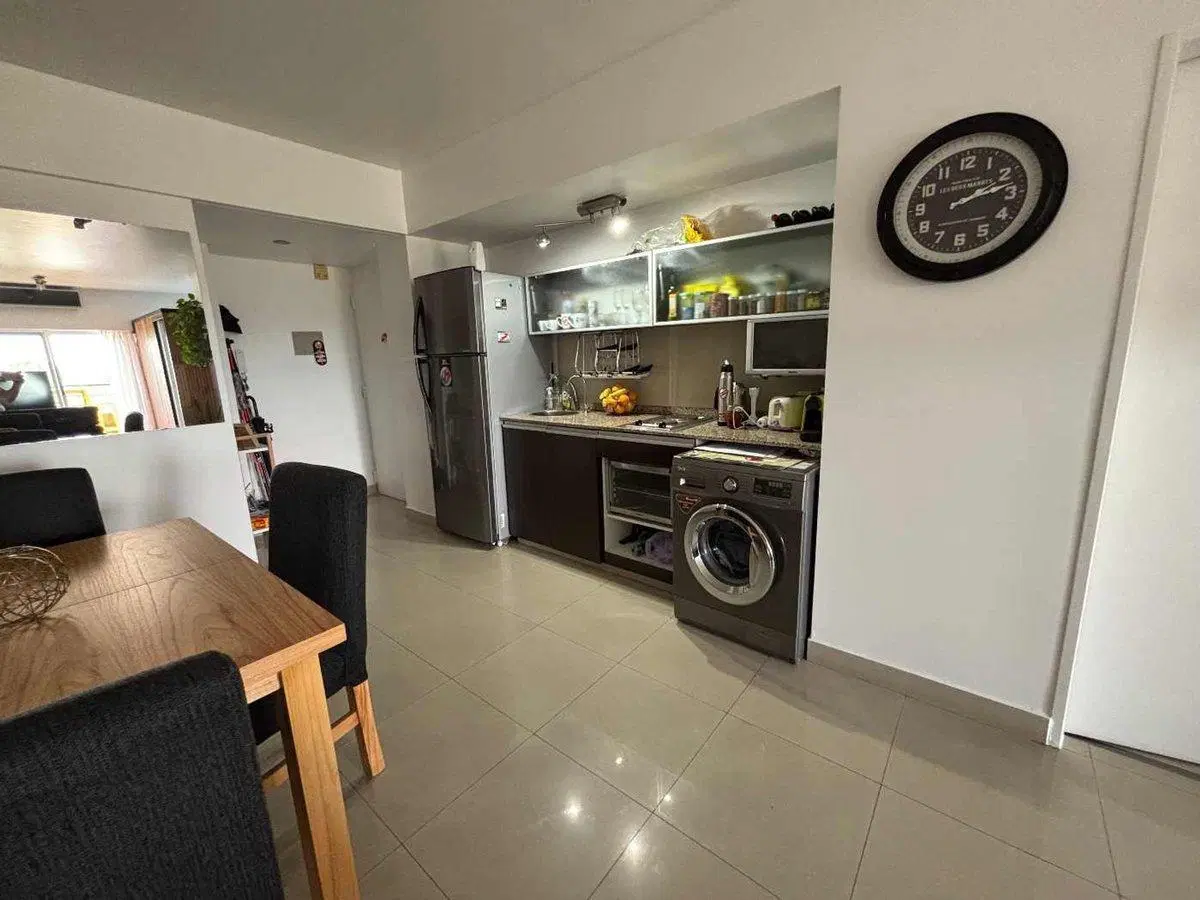 Venta 2 ambientes al frente con balcón  Devoto 5