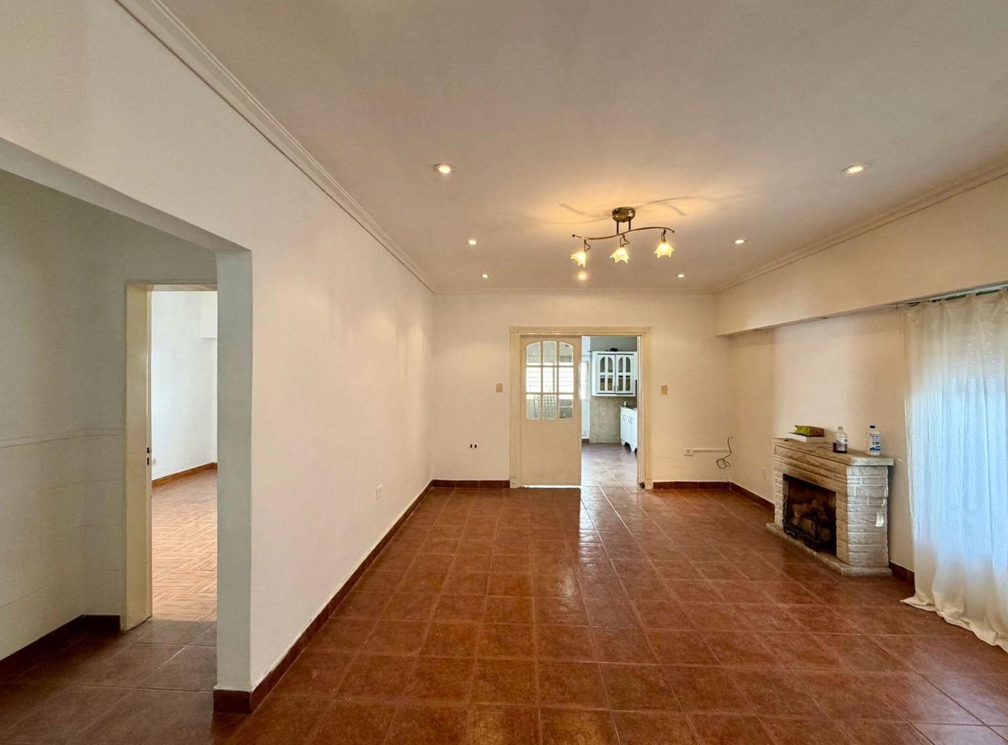 VENTA CASA 3 AMBIENTES CASTELAR SUR