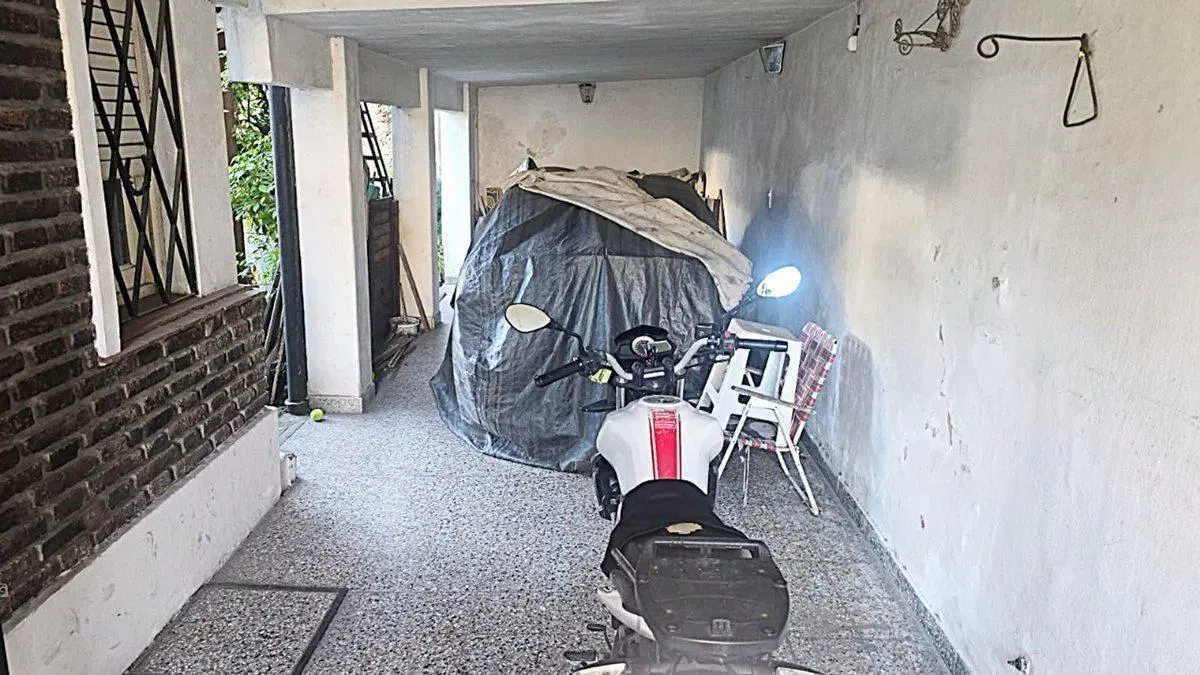 VENTA- CASA 3 AMB CON DEPTO 2AMB.- MORON 3