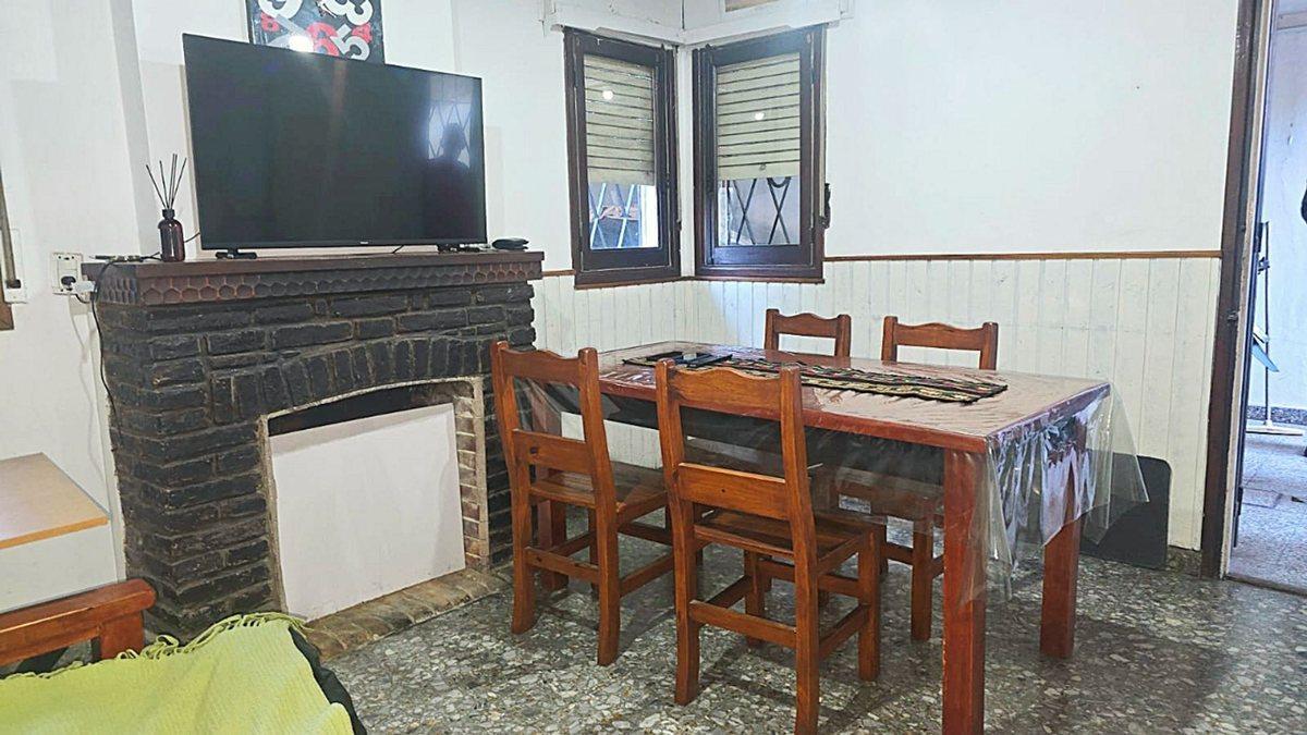 VENTA- CASA 3 AMB CON DEPTO 2AMB.- MORON