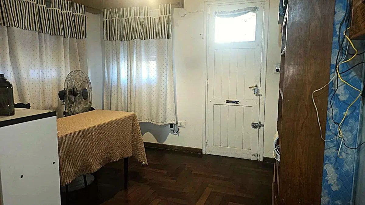 VENTA- CASA 3 AMB CON DEPTO 2AMB.- MORON 2