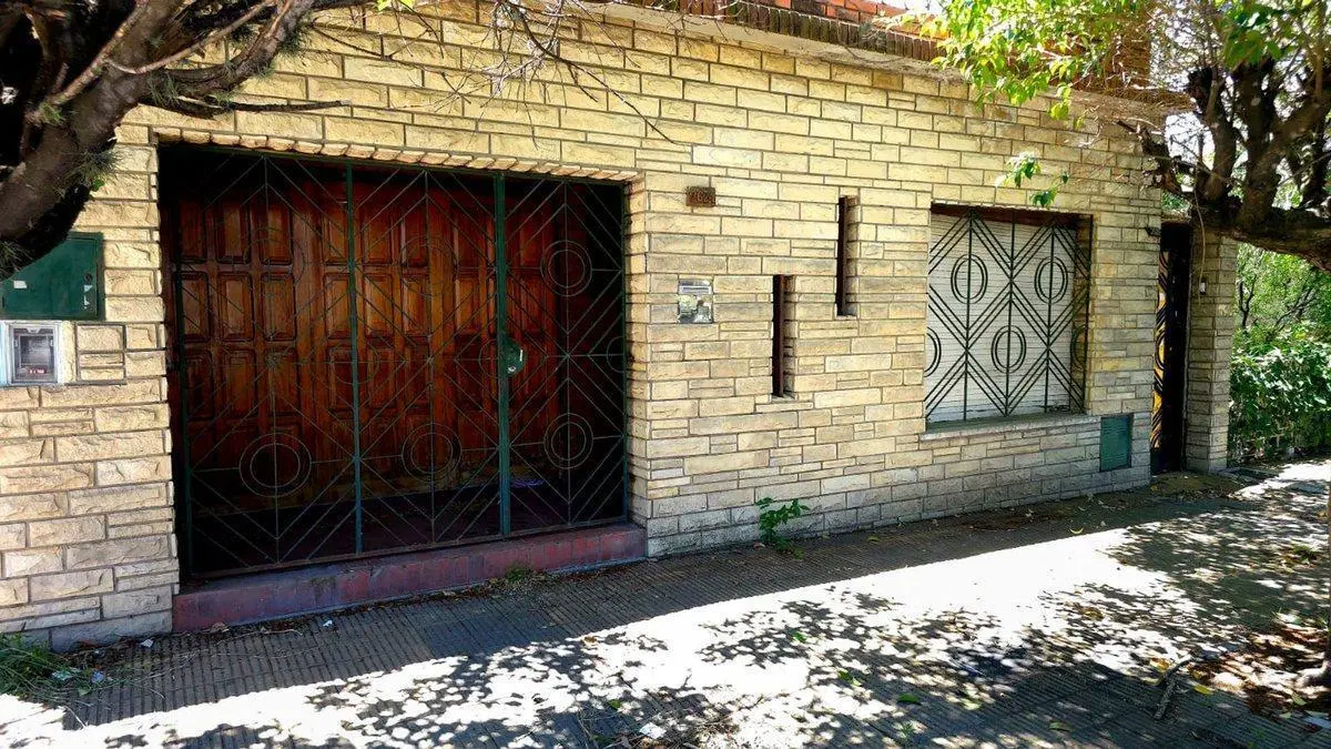 VENTA- CASA 3AMB. C/COCHERA +DEPTO 3AMB.- R. MEJÍA 2