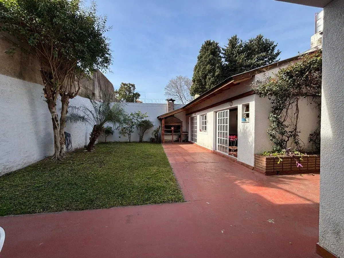 Venta casa con jardin y quincho Palomar 3