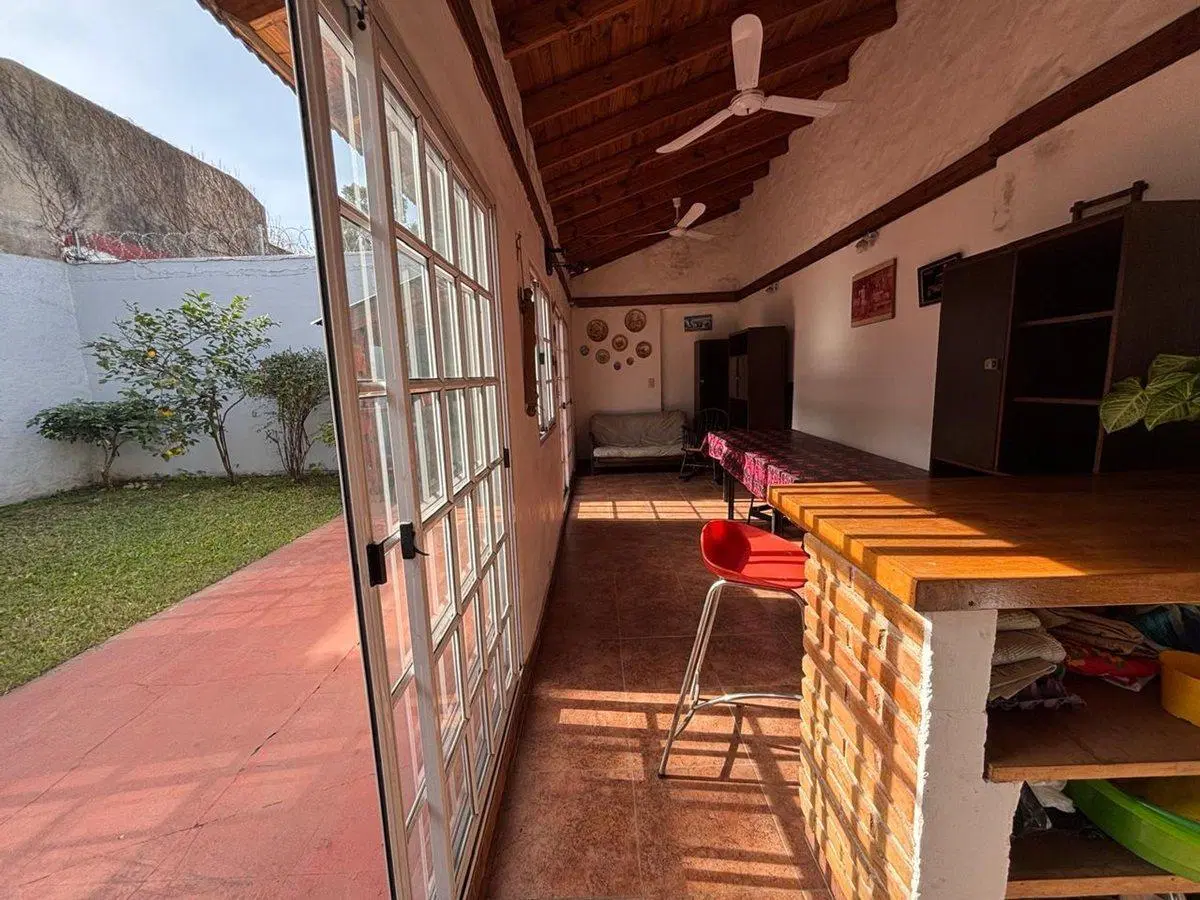 Venta casa con jardin y quincho Palomar 4