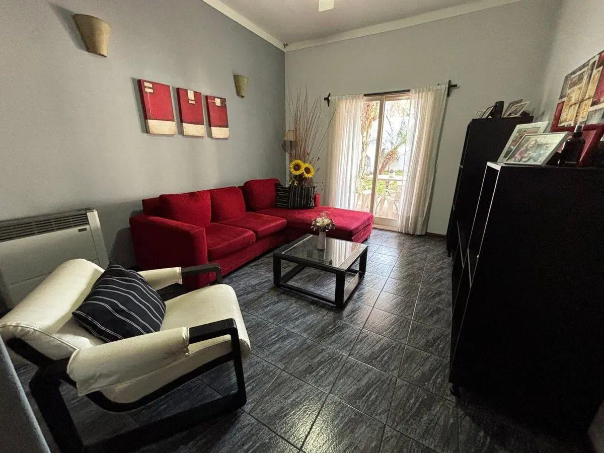 Venta casa con jardin y quincho Palomar 5