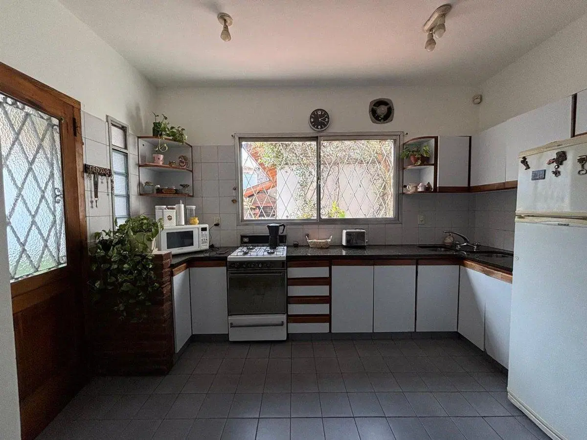 Venta casa con jardin y quincho Palomar 2
