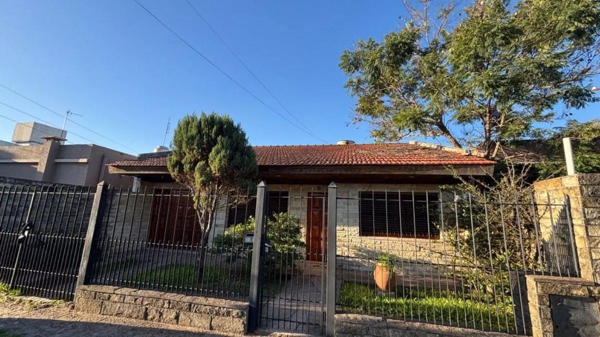 VENTA CASA 4 AMBIENTES C/PARQUE Y COCHERA MERLO 4