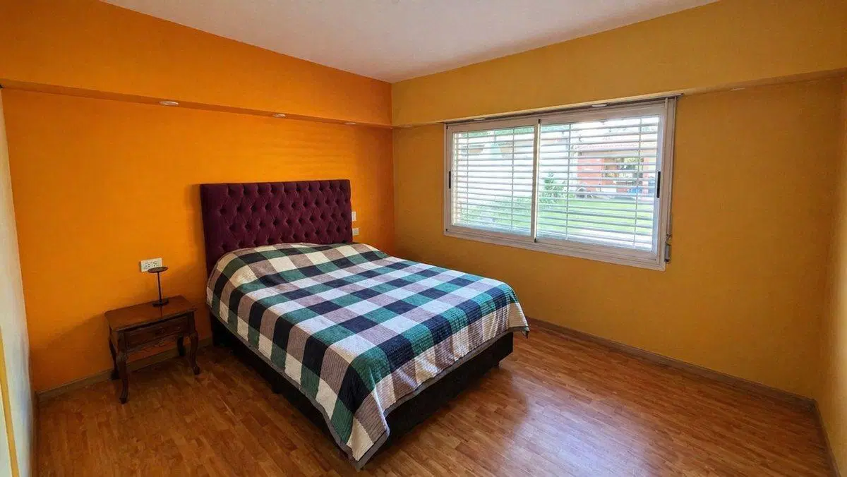 VENTA CASA 4 AMBIENTES C/PARQUE Y COCHERA MERLO 2