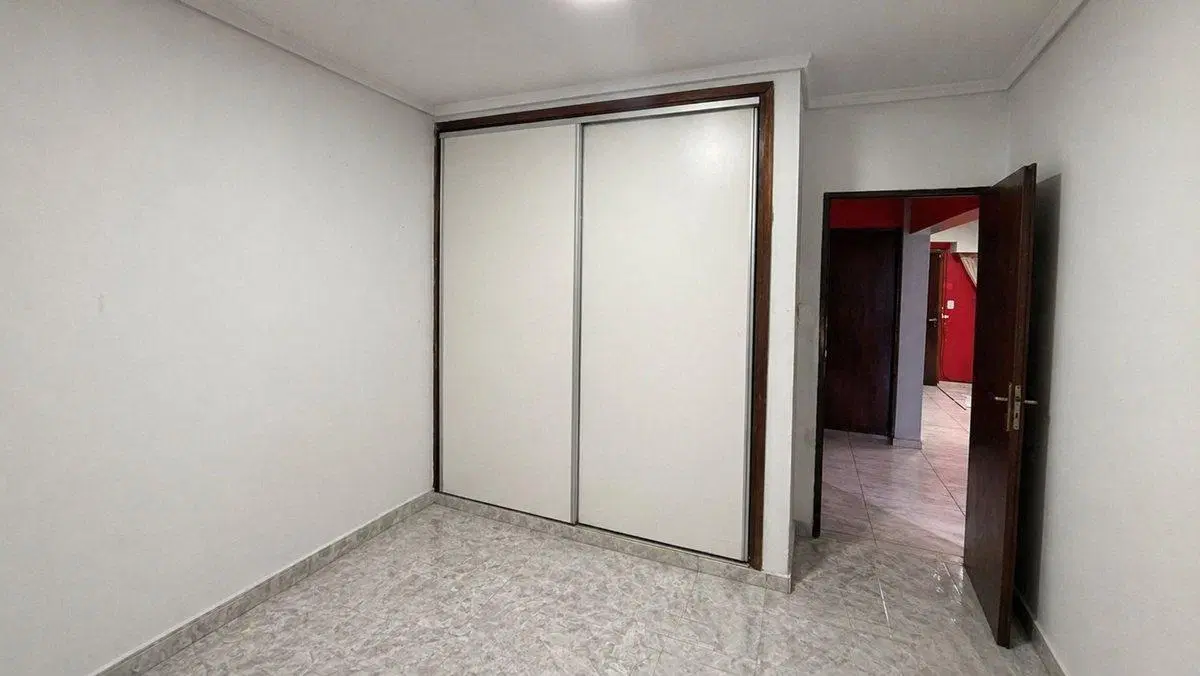 VENTA CASA 4 AMBIENTES C/PARQUE Y COCHERA MERLO 8