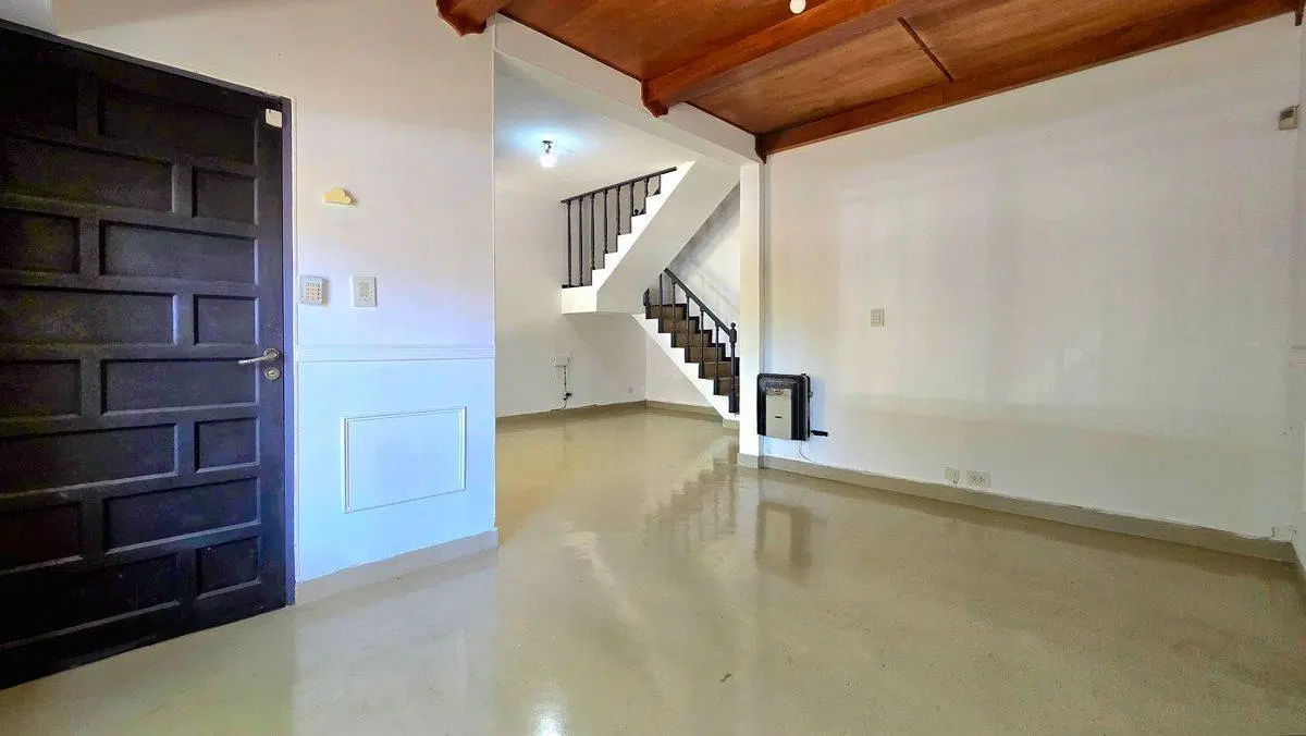 CHALET 6 AMBIENTES EN VENTA CASTELAR NORTE PILETA 2