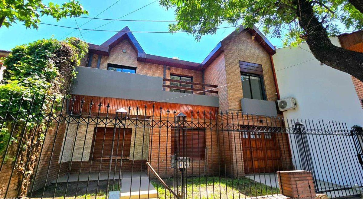 CHALET 6 AMBIENTES EN VENTA CASTELAR NORTE PILETA