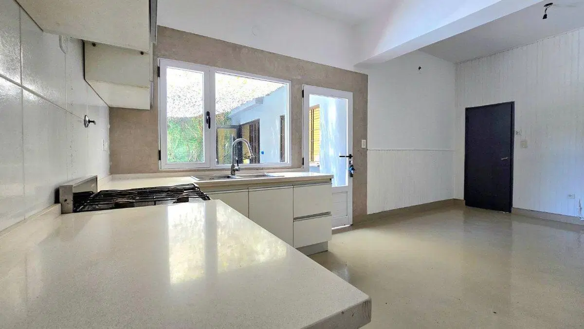 CHALET 6 AMBIENTES EN VENTA CASTELAR NORTE PILETA 4