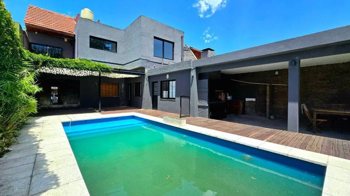 CHALET 6 AMBIENTES EN VENTA CASTELAR NORTE PILETA 5