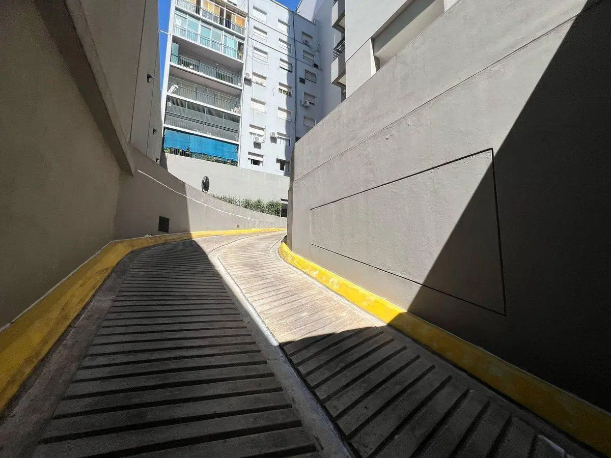 COCHERA EN EDIFICIO DE CATEGORIA, EN CABALLITO 3