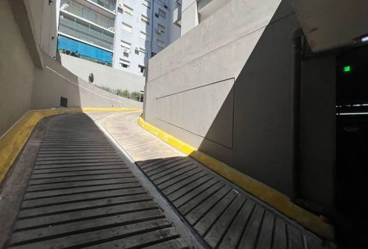 COCHERA EN EDIFICIO DE CATEGORIA, EN CABALLITO 4