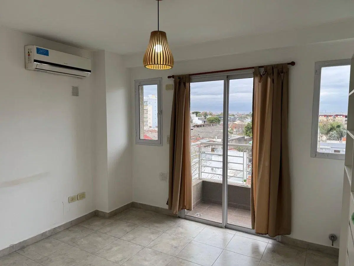 VENTA DEPARTAMENTO CON BALCON  MORON 4