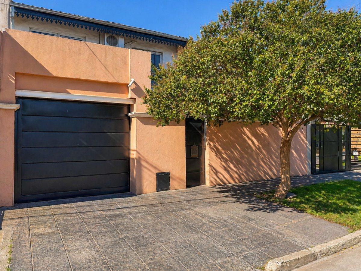 VENTA CASA 5 AMBIENTES COCHERA QUINCHO APCREDITO