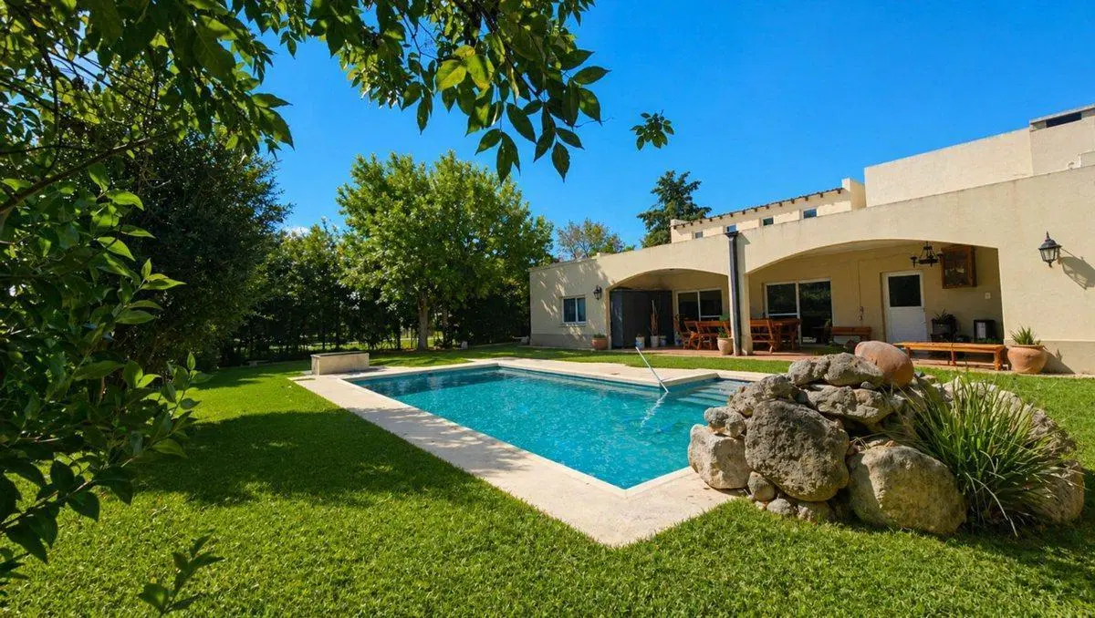 VENTA CASA 4 AMB PILETA BARRIO EL RESUELLO MORENO 2