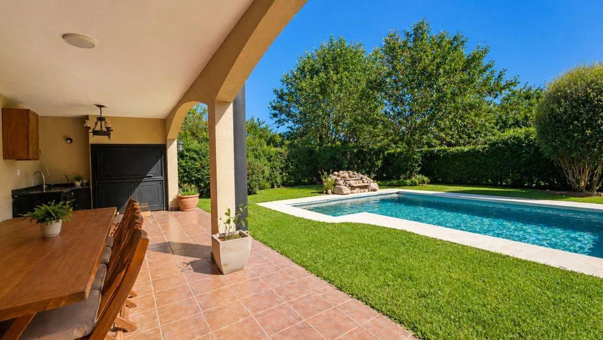 VENTA CASA 4 AMB PILETA BARRIO EL RESUELLO MORENO 3