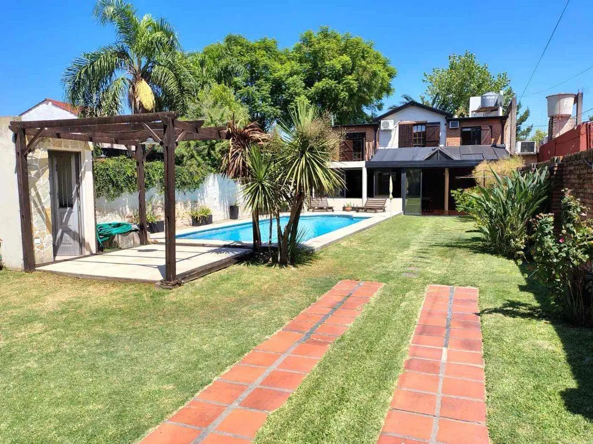 VENTA CASA 4 Amb. c/JARDIN y PILETA - OPORTUNIDAD! 2