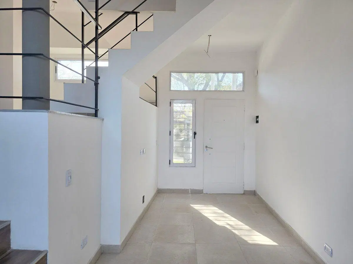 DUPLEX CASTELAR COCHERA 3 AMBIENTES PATIO LUMINOSO 2