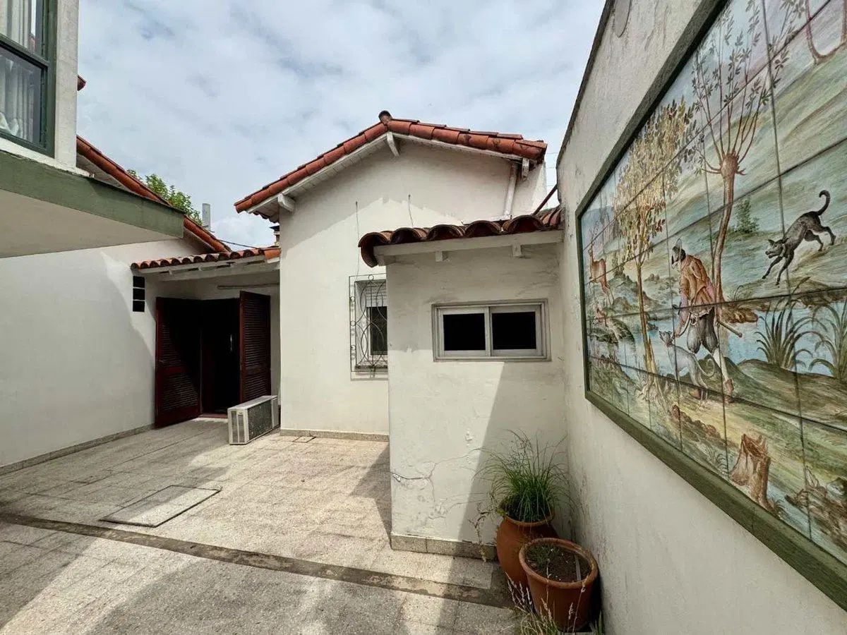 Venta Casa en esquina Haedo Permuta Financia 4