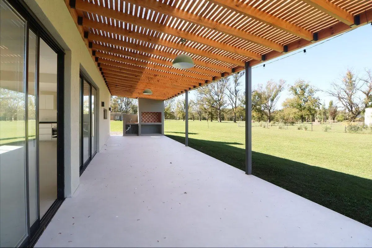CASA EN VENTA 4 AMB BARRIO LA ELINA LUJAN 2
