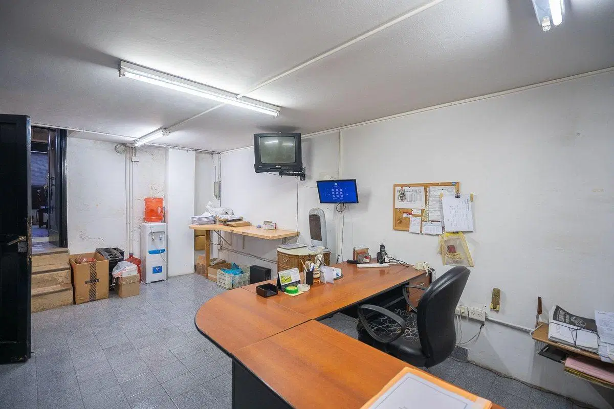 VENTA GALPON MORENO FRENTE UNIVERSIDAD LOTE 850M2 4